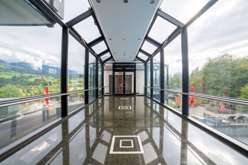 Durchgang zwischen dem PanoramaRestaurant und dem Alpen CongressCenter mit Ausblick in die Allgäuer Natur.