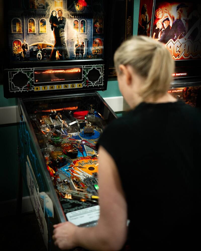 Der Spielraum im AllgäuSternHotel umfasst Flippertische, mehrere Spielautomaten, Dartscheibe, Air Hockey und eine Boxbirne.