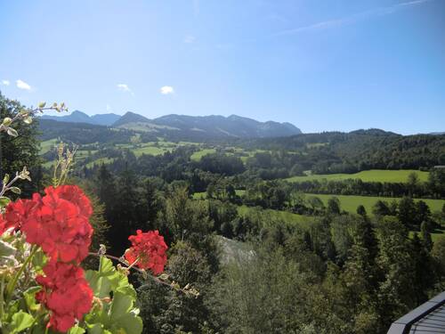 Blick vom AllgäuSternHotel auf die umliegende Allgäuer Natur und Berge.