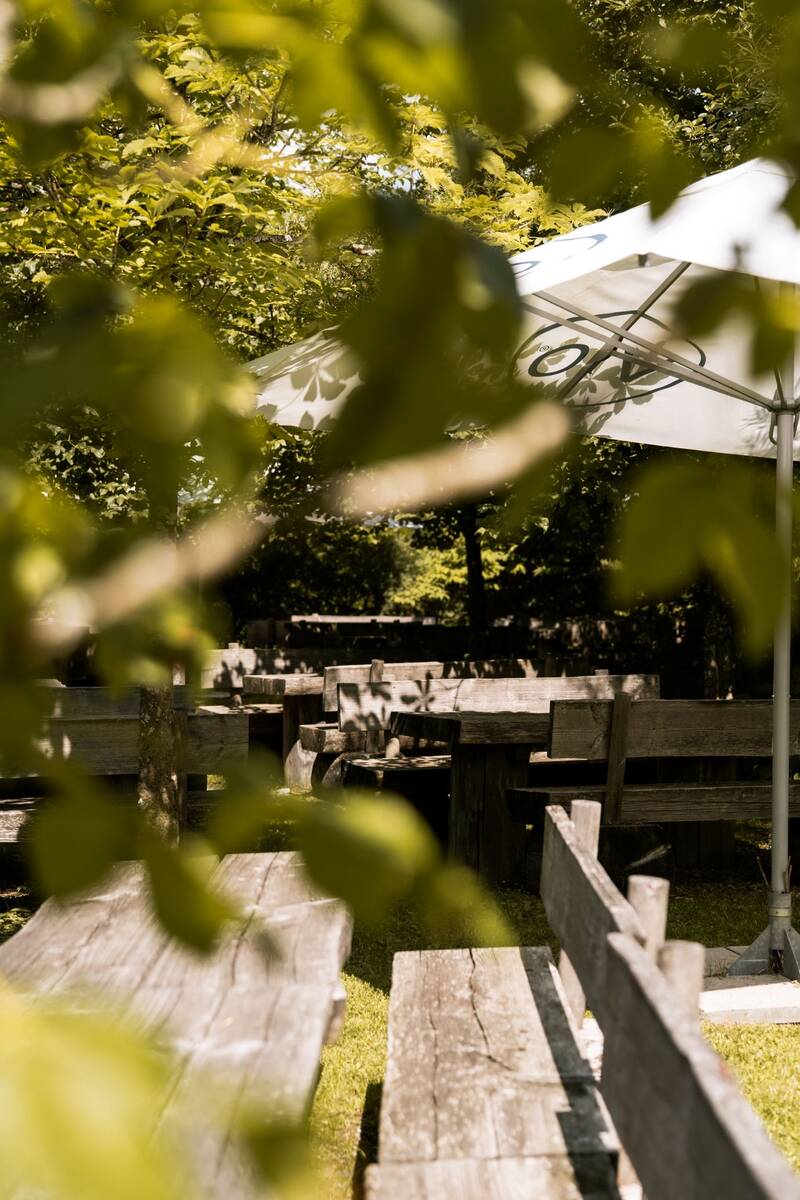 Die Outdoor-Terrasse der Sonnenkopfhütte im Grünen.