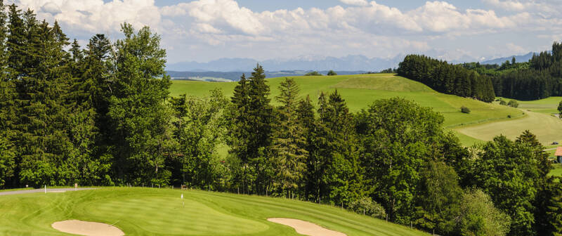 Golfplatz Wiggensbach mit Blick ins Alpenvorland.