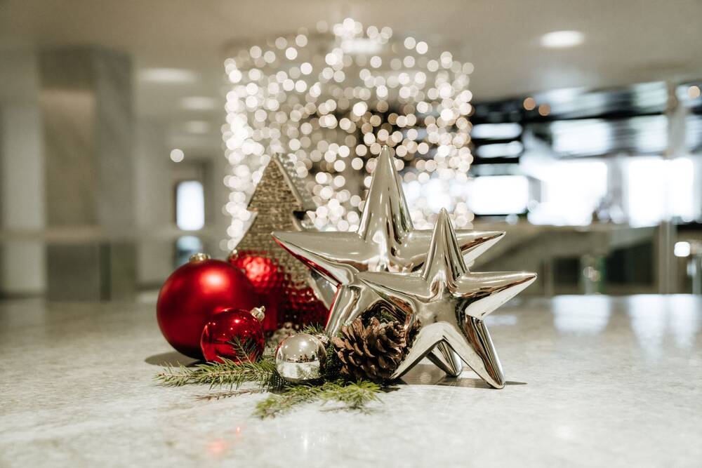 Weihnachtliche Dekoration mit Sternen, Kugeln und Tannenzapfen im AllgäuSternHotel.