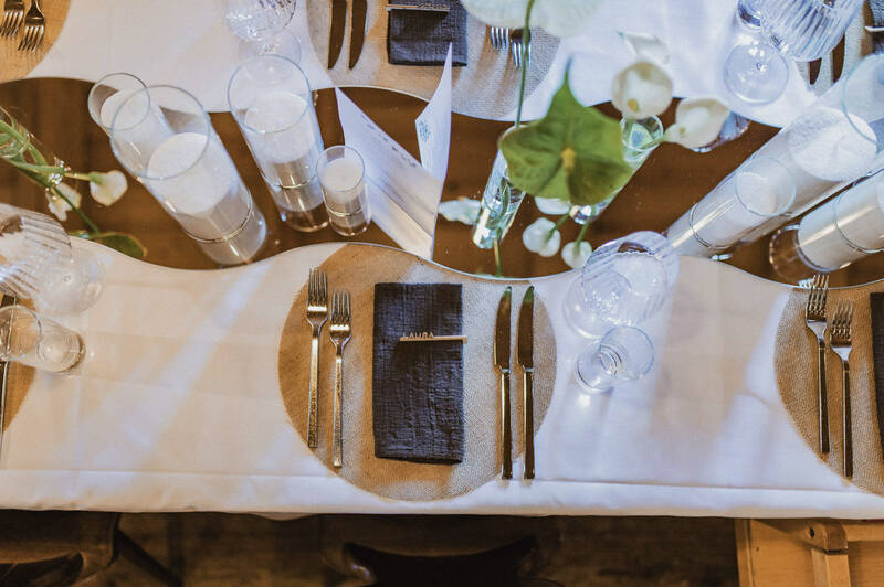 Ein eingedeckter Platz an der Hochzeitstafel.