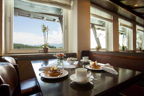 Kaffee und hausgemachte Kuchen versüßen Ihre Zeit in der Tagesbar des AllgäuSternHotels.