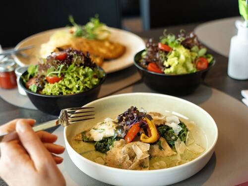 Leckeres Essen wie Salate und Allgäuer Spezialitäten serviert im PanoramaRestaurant des AllgäuSternHotels.