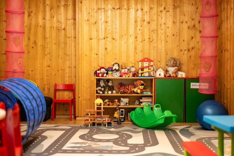 Im ZwergerlClub, dem Spielezimmer im AllgäuSternHotel, gibt es viele Spielsachen für Kinder.
