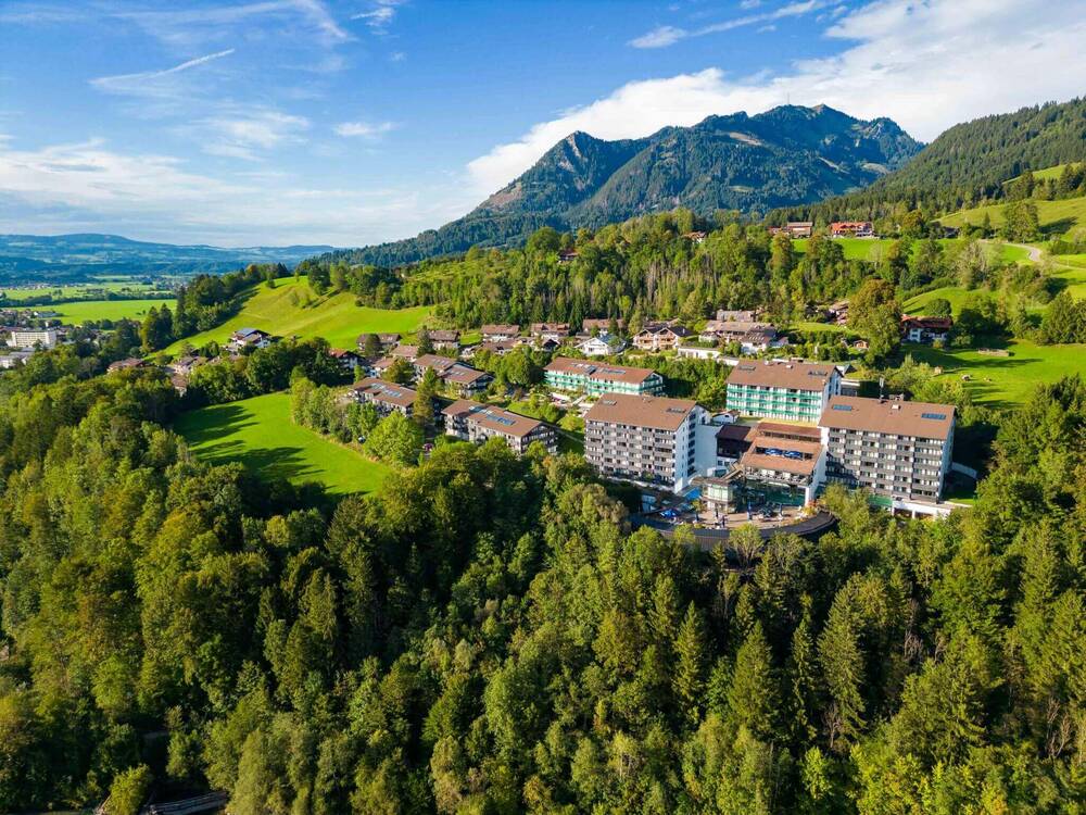 Das AllgäuSternHotel in Sonthofen vor dem Hausberg Grünten.