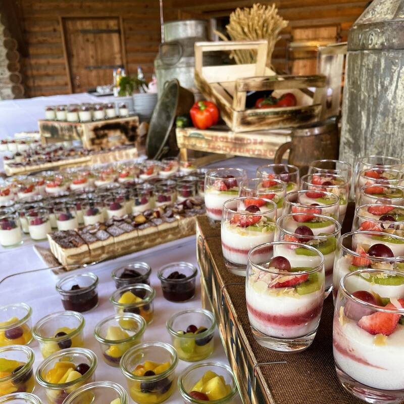 Feine Desserts ansprechend arrangiert während einer Veranstaltung auf der Allgäuer Sonnenkopfhütte.