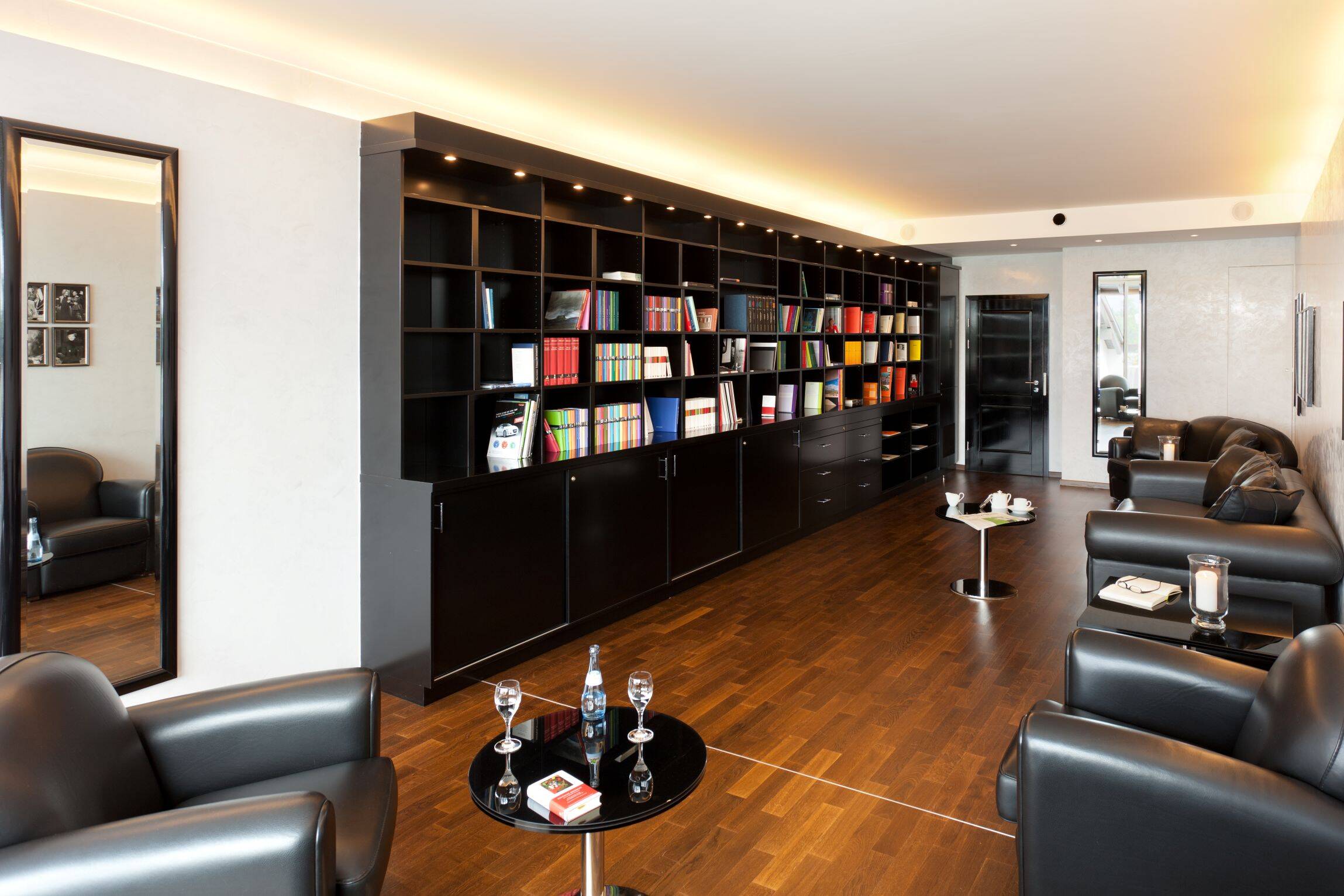 Die Bibliothek im AllgäuSternHotel eignet sich wunderbar zum Lesen und Entspannen.