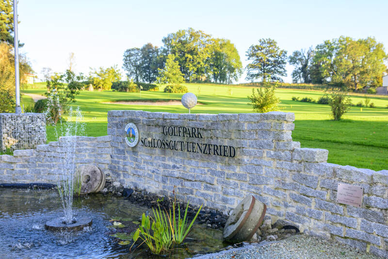 Der Golfpark Lenzfried in Kempten mit Brunnen und gepflegter Anlage.