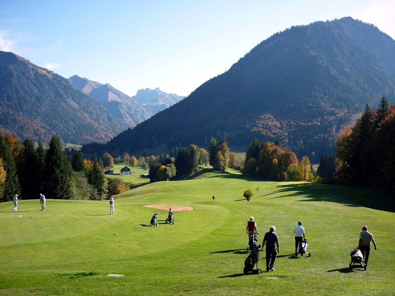Der Golfclub in Oberstdorf mit Blick auf die Allgäuer Alpen.