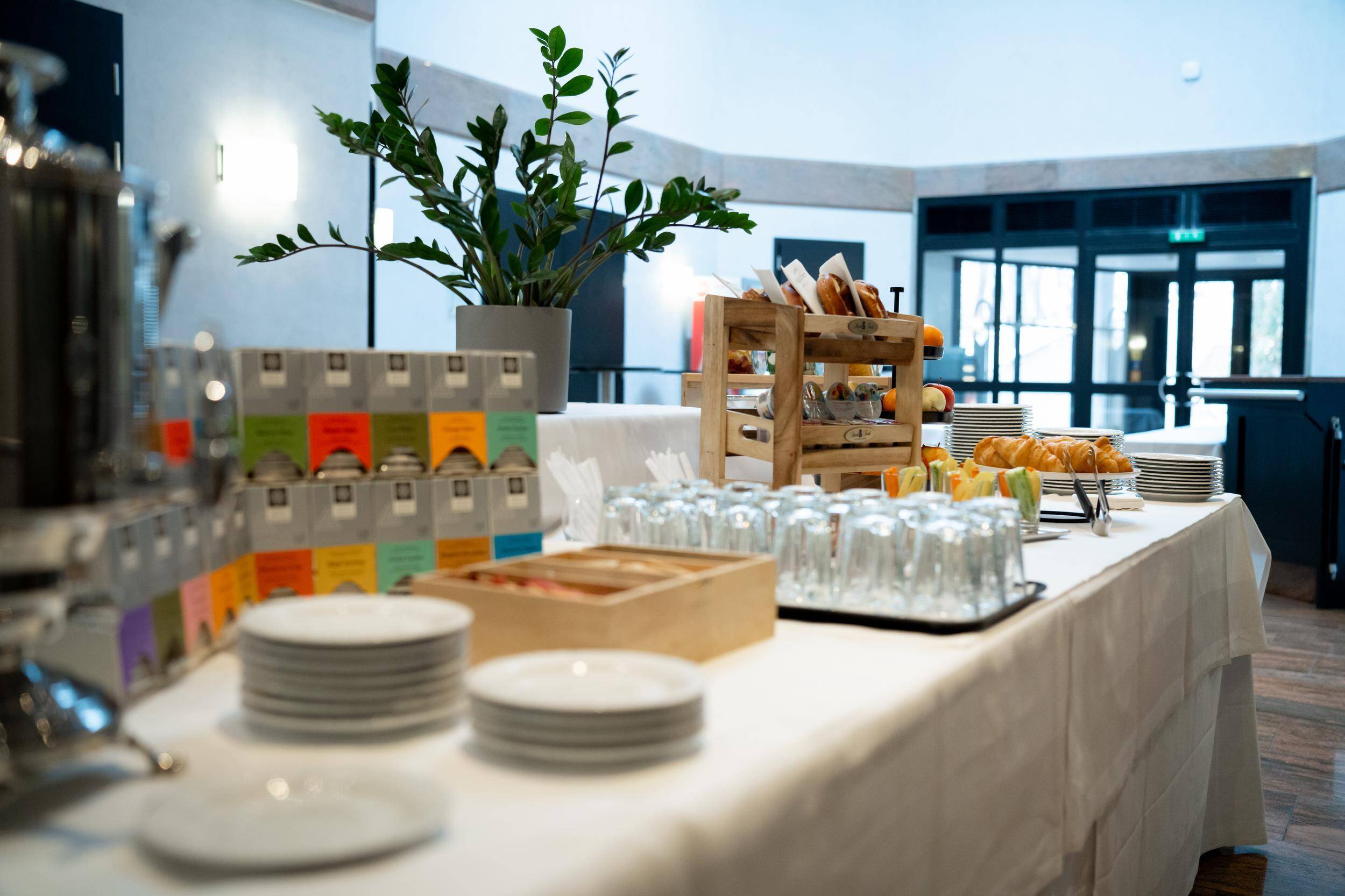 Leckere Snacks und Getränke schön arrangiert während einer Tagungspause im AllgäuSternHotel.