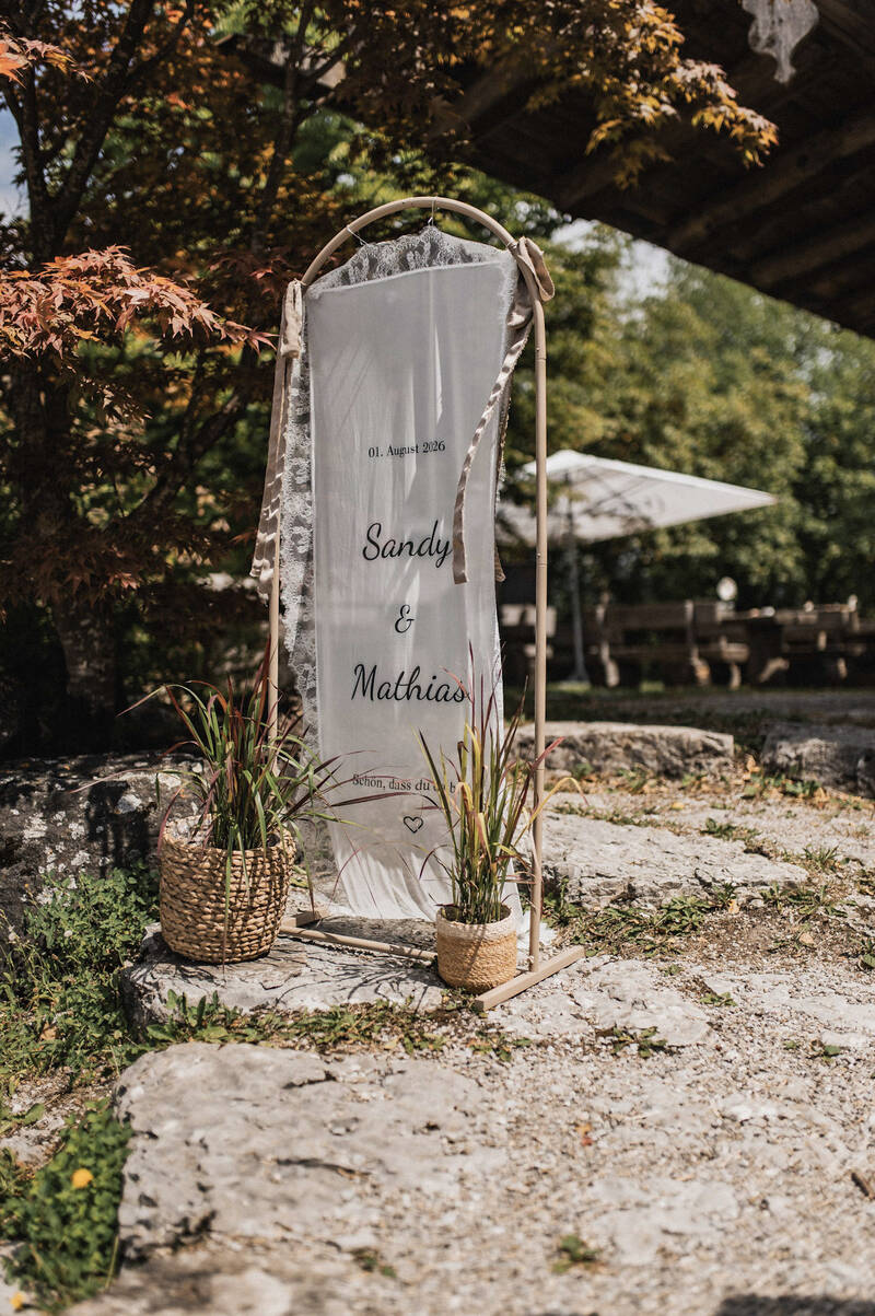Ein schöner Aufsteller heißt Gäste auf der Allgäu-Hochzeit willkommen.
